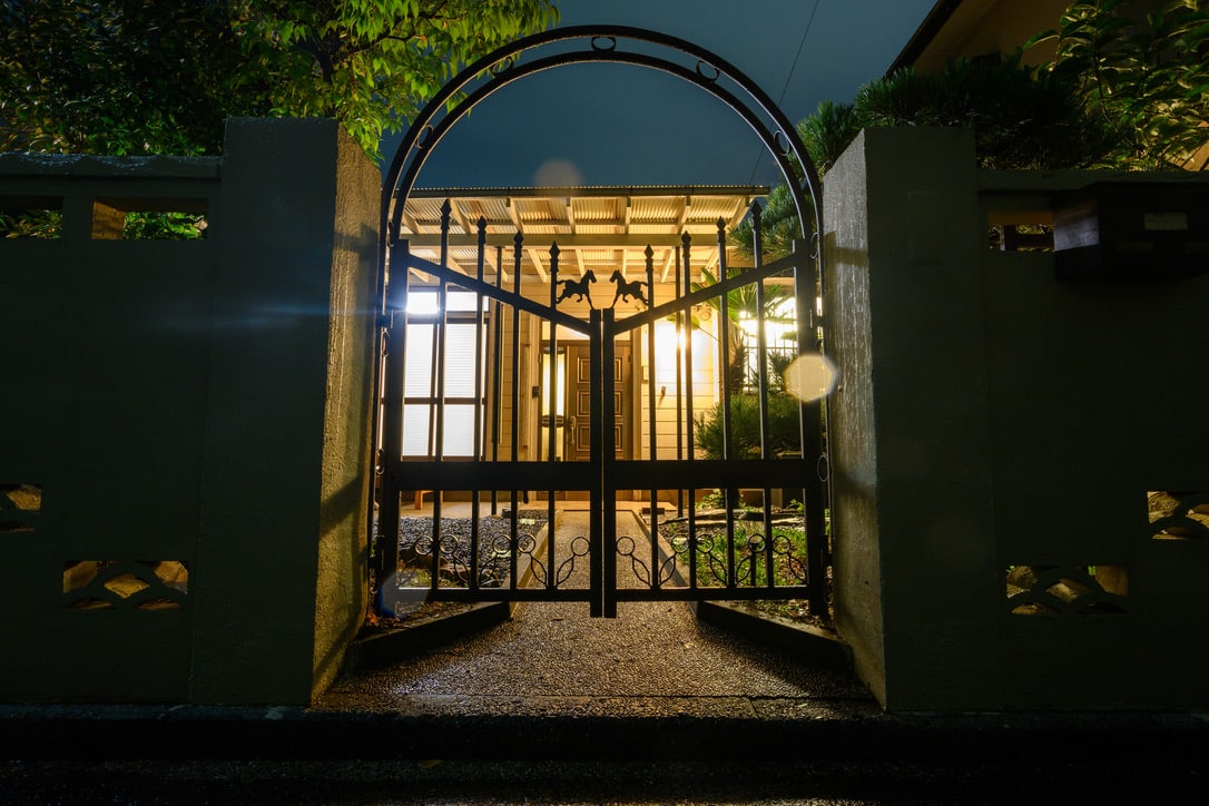 夜の明かりに照らされた旅の間の門