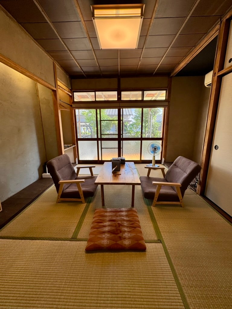 座卓と椅子を設えた畳の居間