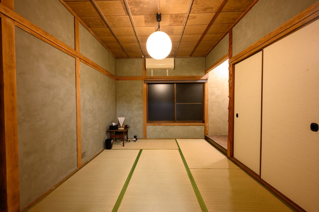 古い木部と畳を残して整えた広い和室
