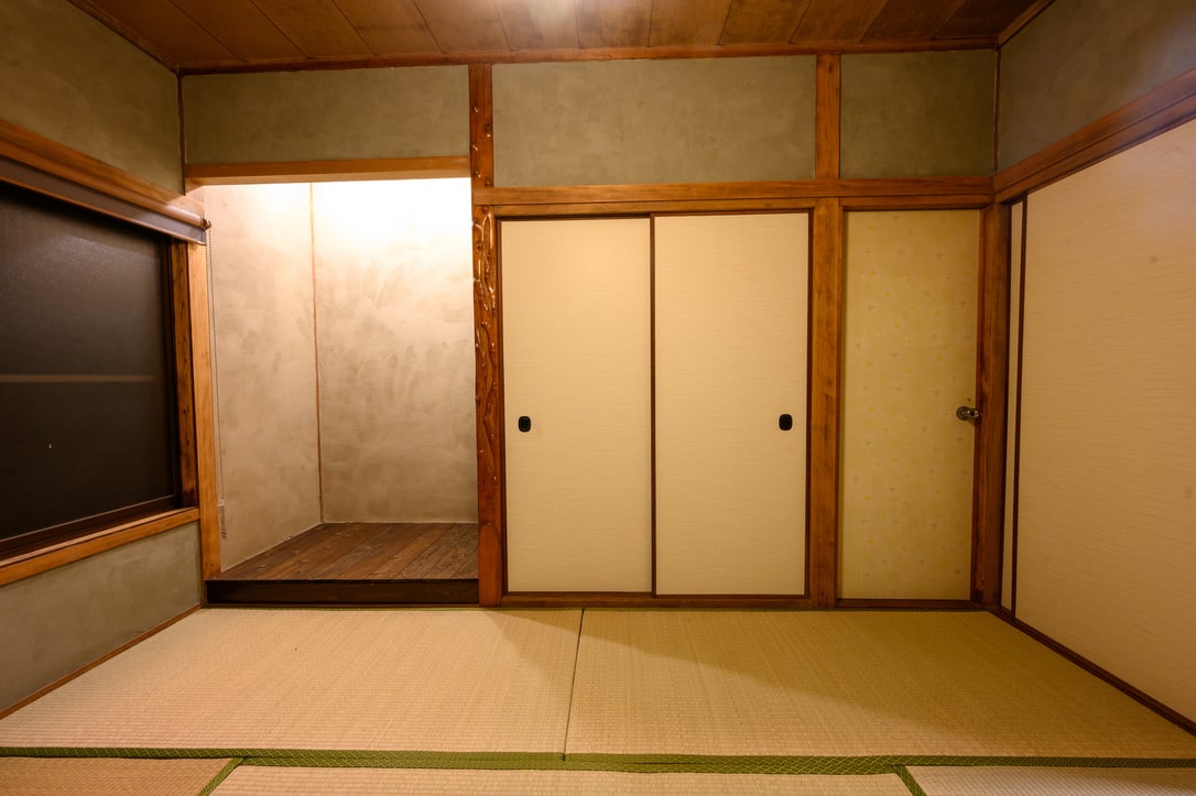 木の柱と畳を残した旅の間の和室